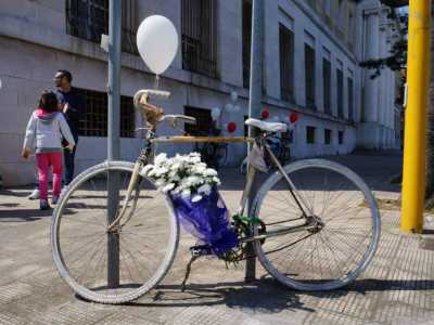 La prima ghost bike a Bari fu posizionata nella primavera del 2013 nei pressi della Questura, in ricordo del 76enne Nicola, residente della citt� vecchia che il 7 aprile di quell�anno fu travolto da un�auto guidata da un 29enne